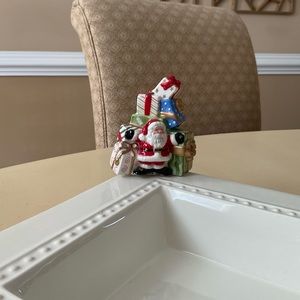 Santa With Pile of Gifts Platter Decoration 🎁